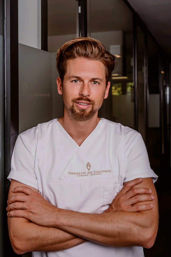 Zahnarzt Dr. Henning Brameyer im Portrait stehend